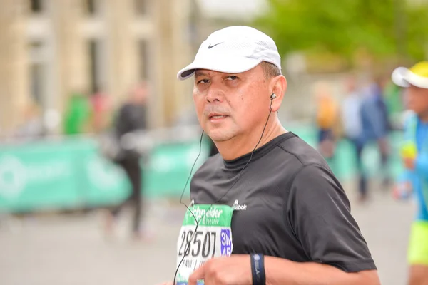 Paris, france - april 06: mann isoliert beim internationalen marathon in paris am 06. April 2014 in paris, france — Stockfoto