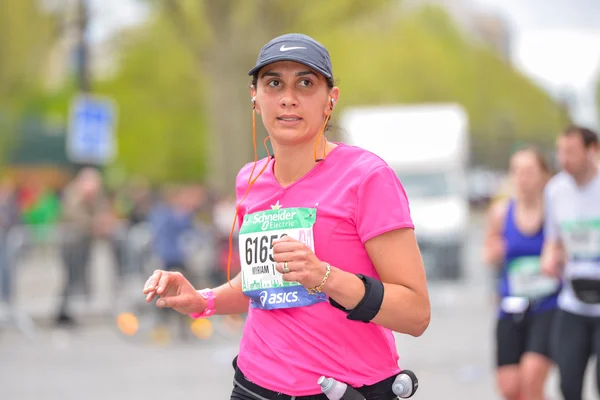 ПАРИЖ, ФРАНЦИЯ - 06 апреля 2014 года: девушка, изолированная на Международном марафоне в Париже, Франция — стоковое фото