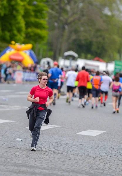 Paříž, Francie - Duben 06: účastník proti směru v Paříži mezinárodní maraton na 06 duben 2014 v Paříž, Francie — Stock fotografie