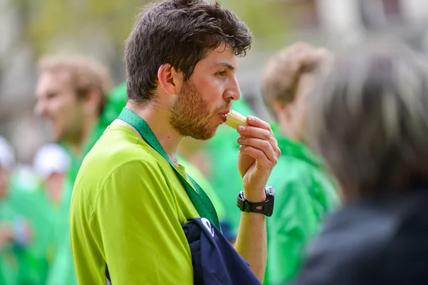 PARÍS, FRANCIA - 06 DE ABRIL: entre bastidores de la línea de meta en la Maratón Internacional de París el 06 de abril de 2014 en París, Francia — Foto de Stock