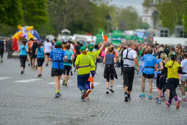 PARIS, FRANCE - 06 AVRIL : les coureurs de marathon terminent leur course au Marathon International de Paris le 06 avril 2014 à Paris, France — Photo