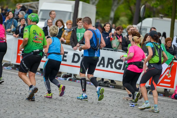 Paris, Franciaország - április 06: maratoni futók befejező vonal a párizsi nemzetközi maraton-április 06, 2014-Párizs, Franciaország — Stock Fotó