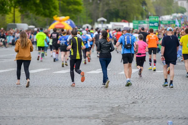 Paris, Fransa - Nisan 06: 06 Nisan 2014 yılında Paris, Fransa tarihinde Paris uluslararası maraton satırında bitirme maraton koşucu