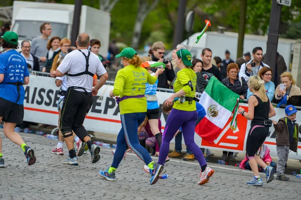 PARIS, FRANCE - APRIL  06 : marathon runners finishing line at Paris International Marathon on April 06, 2014 in Paris, France — Stock Photo, Image
