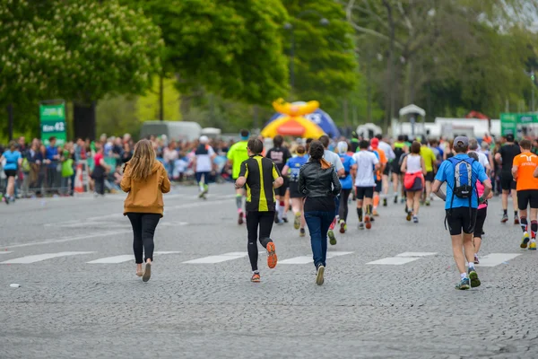2014 年 4 月 6 日、パリのパリ国際マラソンでライン仕上げパリ, フランス - 4 月 6 日: マラソン ランナー — ストック写真