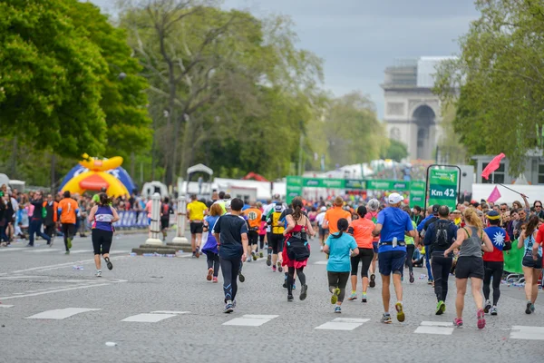 Paris, Fransa - Nisan 06: 06 Nisan 2014 yılında Paris, Fransa tarihinde Paris uluslararası maraton satırında bitirme maraton koşucu