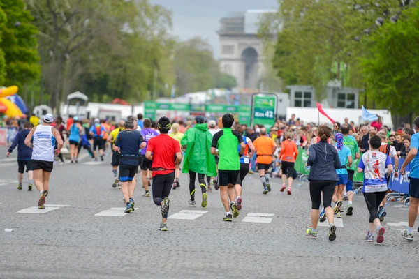 Paris, Fransa - Nisan 06: 06 Nisan 2014 yılında Paris, Fransa tarihinde Paris uluslararası maraton satırında bitirme maraton koşucu — Stok fotoğraf