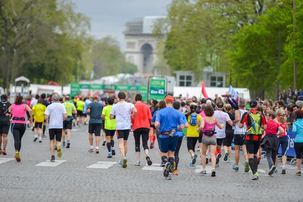 Paris, Frankrijk - 06 April: marathonlopers eindstreep op internationale Marathon van Parijs op April 06, 2014 in Parijs, Frankrijk — Stockfoto