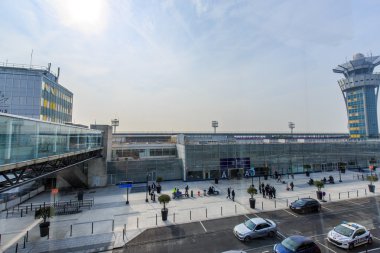 Paris - Mars 18: Orly Havaalanı 2015 yılında Paris, Fransa, Mars 18, girişi. Paris Orly Havaalanı kısmen Orly, Paris'in güneyinde yer alan uluslararası bir havaalanı olduğunu