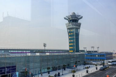 Paris - Mars 18: Orly Havaalanı 2015 yılında Paris, Fransa, Mars 18, girişi. Paris Orly Havaalanı kısmen Orly, Paris'in güneyinde yer alan uluslararası bir havaalanı olduğunu