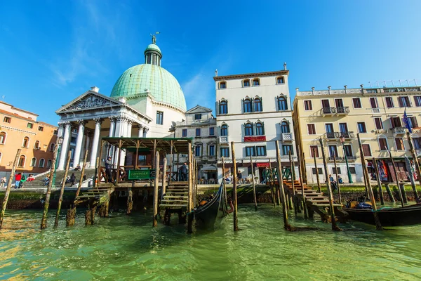 VENECIA, ITALIA - 18 MAR - San Simeone Piccolo, barcos y hermosos edificios en Canal Grande en Marte 18, 2015 en Venecia, Italia . — Foto de Stock