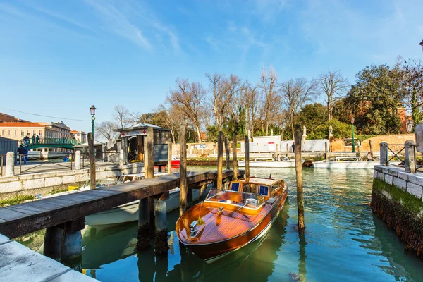 VENISE, ITALIE - MAR 18 - Taxi boat sur Canal Grande sur Mars 18, 2 — Photo