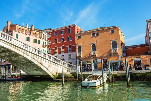 VENECIA, ITALIA - 18 MAR - Puente Degli Scalzi en Canal Grande en — Foto de Stock