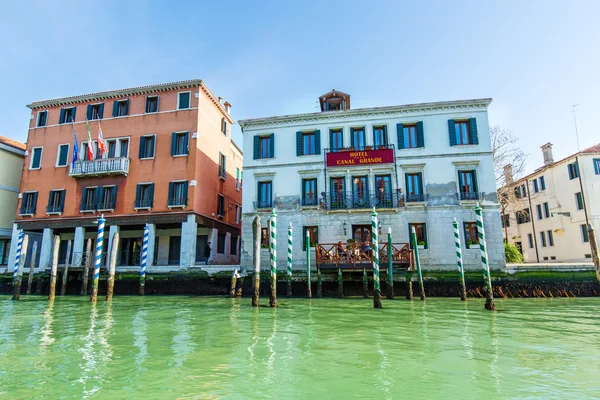 VENICE, ITÁLIA - MAR 18 - Grand Canal hotel no Canal Grande em Ma — Fotografia de Stock