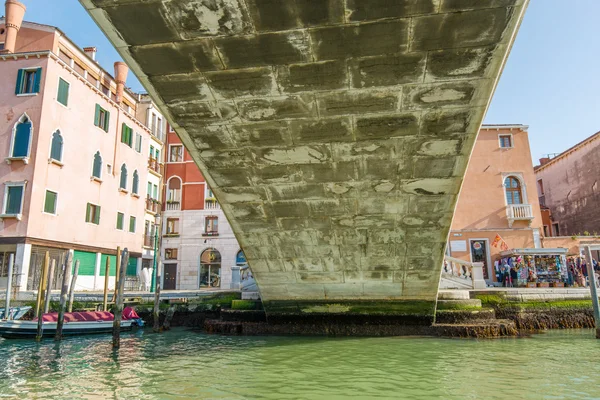 VENICE, ITÁLIA - MAR 18 - Degli Scalzi ponte no Canal Grande em — Fotografia de Stock