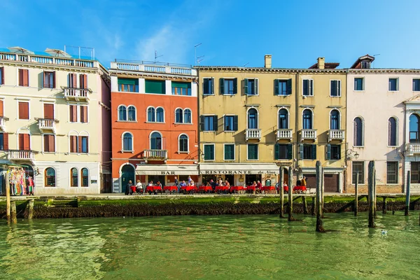 VENICE, ITALY - MAR 18 - ресторан на Canal Grande на Марсе 18 , — стоковое фото