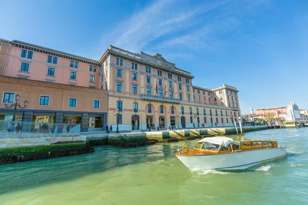 VENISE, ITALIE - MAR 18 - Taxi boat sur Canal Grande avec Venezia — Photo