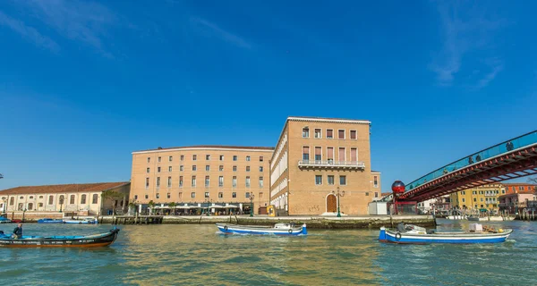 VENICE, ITALY - MAR 18 - Costituzione Bridge in Canal Grande, Venice — Stock Photo, Image