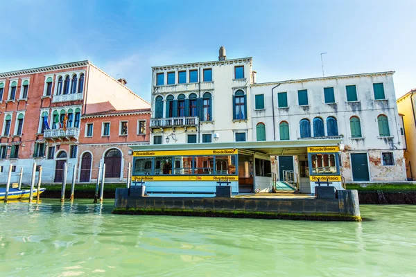 VENICE, ITALY - MAR 18 - Vaporetto Station Riva de Biasio on Can — Stock Photo, Image