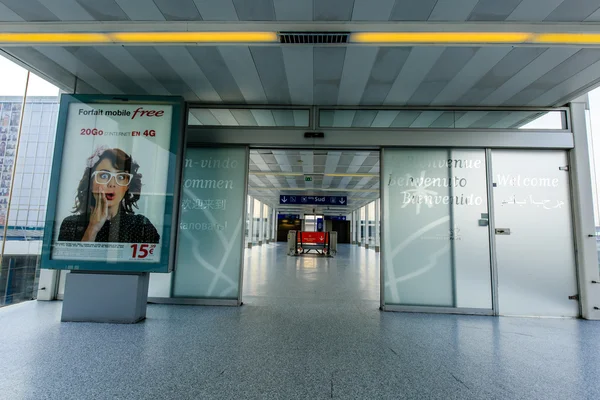 PARIS - MARS 18 : entrance to the airport of Orly on Mars 18, 2015 in Paris, France. Paris Orly Airport is an international airport located partially in Orly, south of Paris — Stock Photo, Image