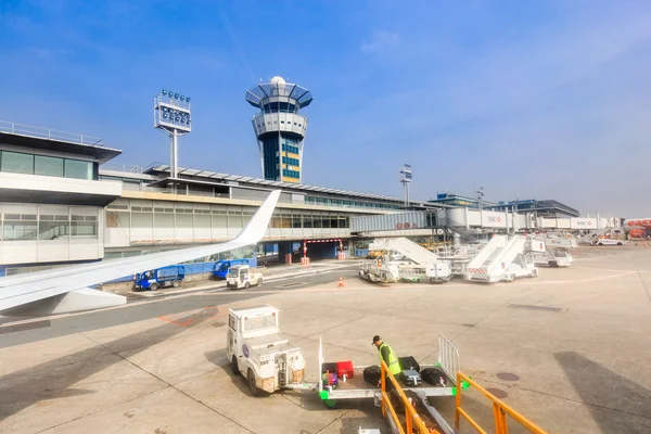 PARIS - MARS 18 : unloading of baggage in airport of Orly on Mars 18, 2015 in Paris, France. Paris Orly Airport is an international airport located partially in Orly, south of Paris — Stock Photo, Image