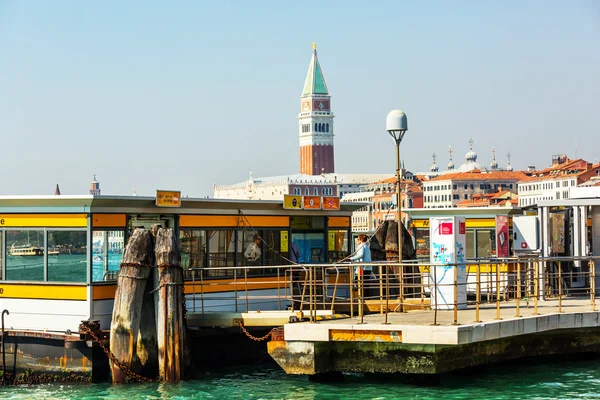 VENICE, ITALY - MAR 19 - Vaporetto Station Arsenale on Canal Gra — Stock Photo, Image