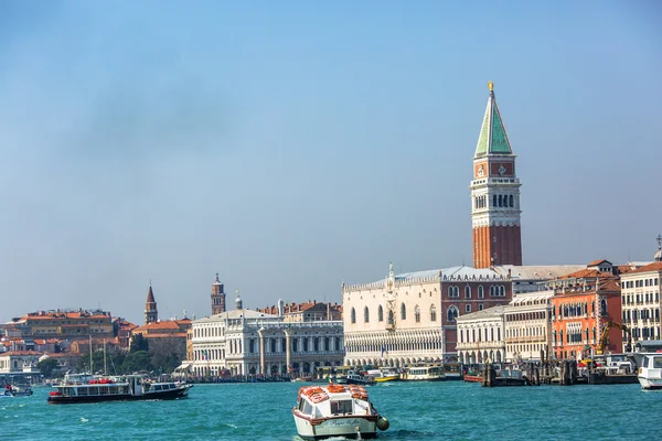 VENICE, ITALY - MAR 19 - View of the Campanile in San marco's sq — Stock Photo, Image