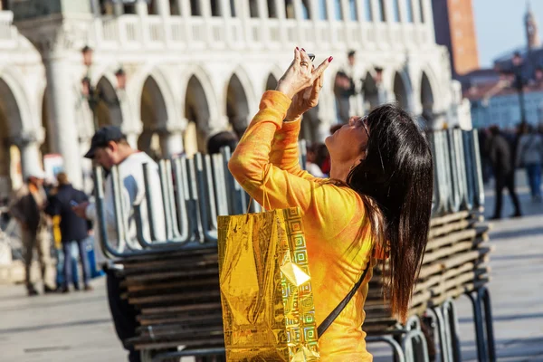 VENICE, ITALY - MAR 18 - woman taking picture in San marco's squ — Stock Photo, Image