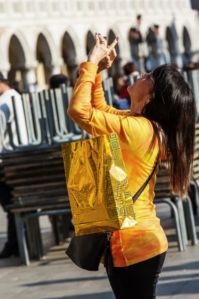 VENICE, ITÁLIA - MAR 18 - mulher fotografada no squ de San Marco — Fotografia de Stock