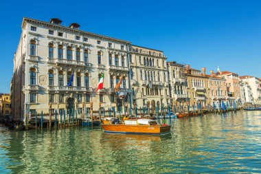 Venice, İtalya - 18 Mart - taksi Canal Grande Mars 18, 2 tekneyle