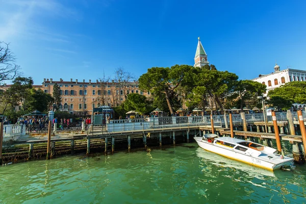 VENICE, ITALY - MAR 18 - vaporetto arrival station of Piazza San Marco on Mars 18, 2015 in Venice, Italy. — Stock Photo, Image