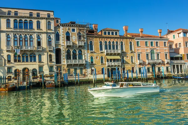 VENICE, ITALY - MAR 18 - Taxi boat on Canal Grande on Mars 18, 2 — Stock Photo, Image