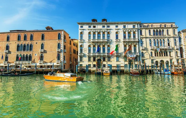 VENICE, ITÁLIA - MAR 18 - Barco de táxi no Canal Grande em Marte 18, 2 — Fotografia de Stock