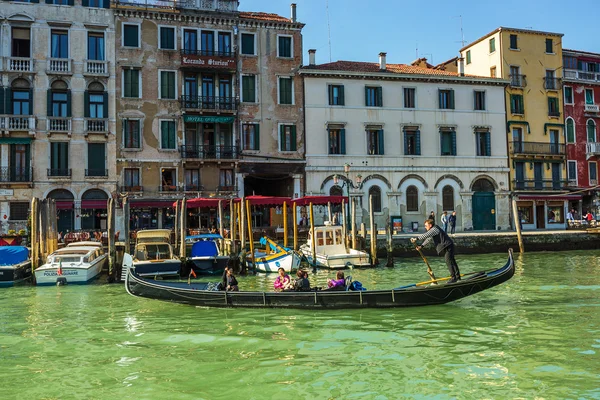 VENISE, ITALIE - MAR 18 - Gondole avec touristes sur le Canal Grande o — Photo