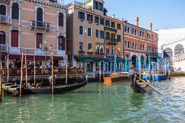 VENISE, ITALIE - MAR 18 - Gondole avec touristes sur le Canal Grande o — Photo