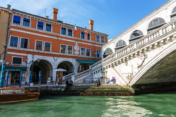 VENICE, ITALY - MAR 18 - tourists near Rialto Bridge Canal Grand — Stock Photo, Image