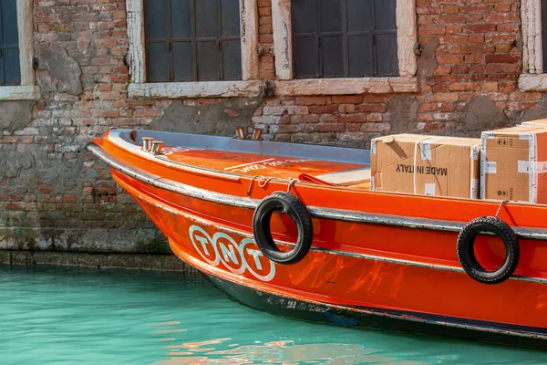 VENICE, ITALY - MAR 19 - TNT boat package delivery on Mars 19, 2 — Stock Photo, Image