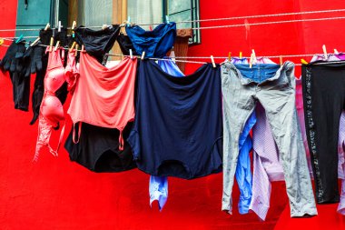 Burano renkli evde bir tel üzerinde kurutma Çamaşırhane ile