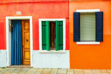 güzel renkli küçük evler Burano Adası yakınlarında Venedik Ita
