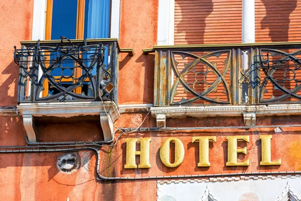 Ocher Façade d'un hôtel de luxe — Photo