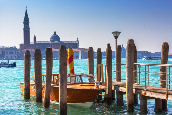 Taxi-boot op Canal tegen San Giorgio Maggiore kerk — Stockfoto