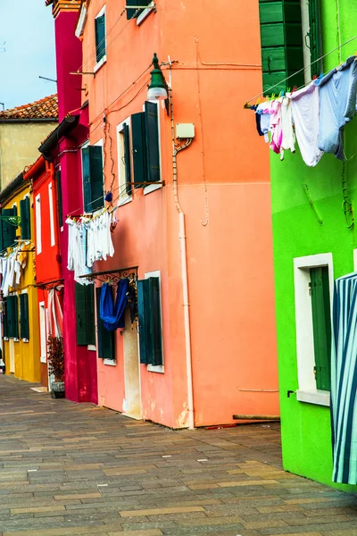 Maisons colorées à Burano avec le séchage de la blanchisserie sur un fil — Photo