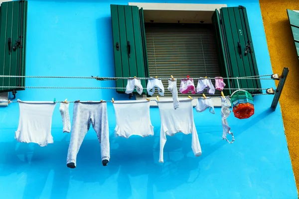 Colorful house in Burano with the laundry drying on a wire — Stock Photo, Image