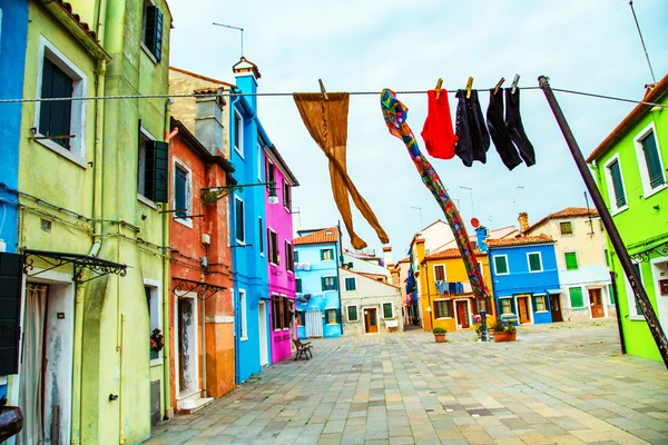 Case colorate a Burano con il bucato asciugato su filo — Foto Stock