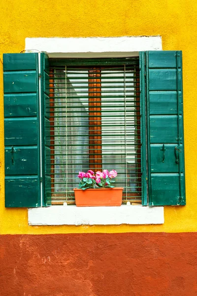 Colorida ventana de una casa en la isla veneciana de Burano — Foto de Stock