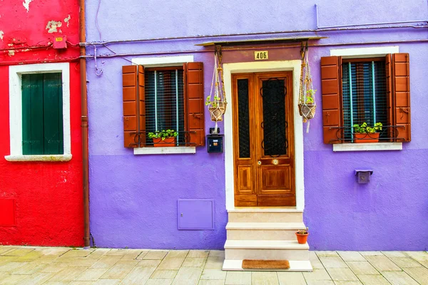 Bunte Fenster eines Hauses auf der venezianischen Insel Burano — Stockfoto