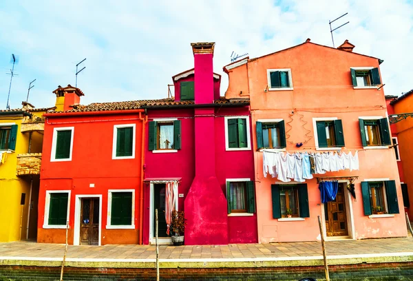 Πολύχρωμα σπίτια στο Burano με το πλυντήριο ξήρανση σε ένα καλώδιο — Φωτογραφία Αρχείου