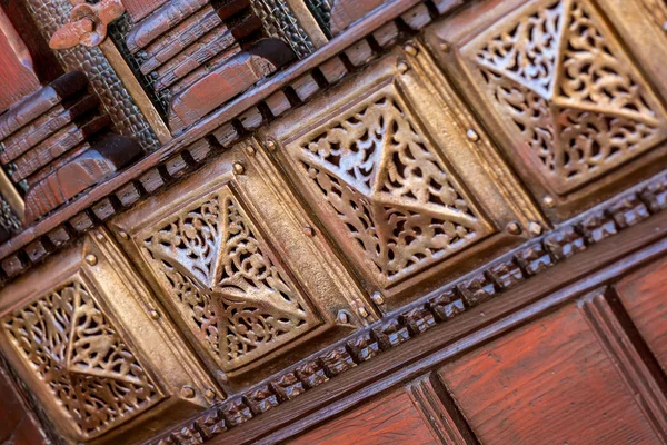 Imagen vintage de hermosa puerta de madera tallada — Foto de Stock