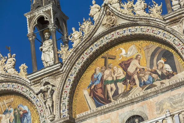 Архитектурные детали собора Сан-Марко — стоковое фото