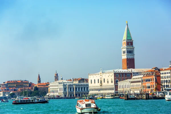 Vista del Campanile en la plaza de San Marco — Foto de Stock